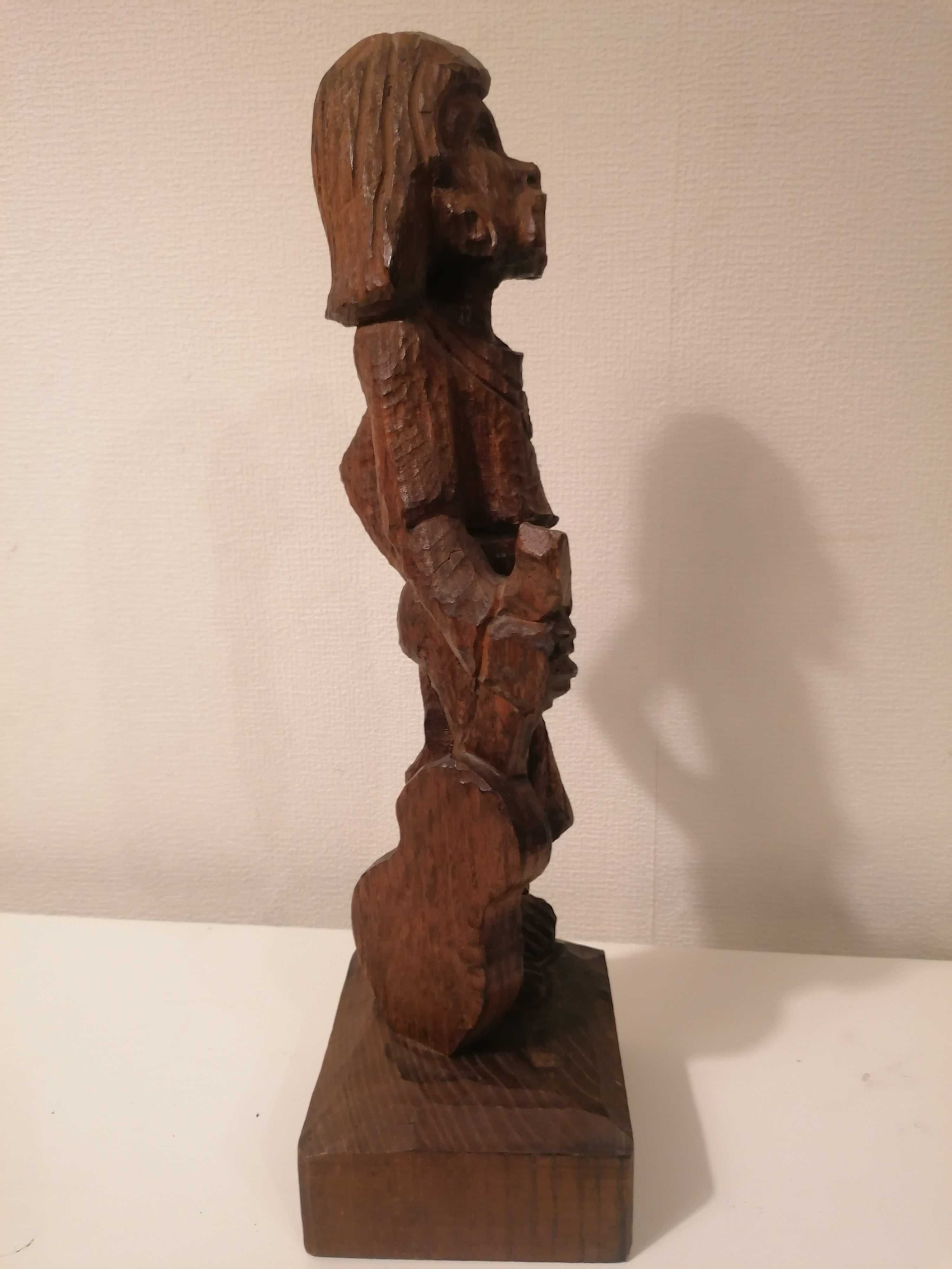 Stara ręcznie wykonana drewniana figurka hipisa 35 cm