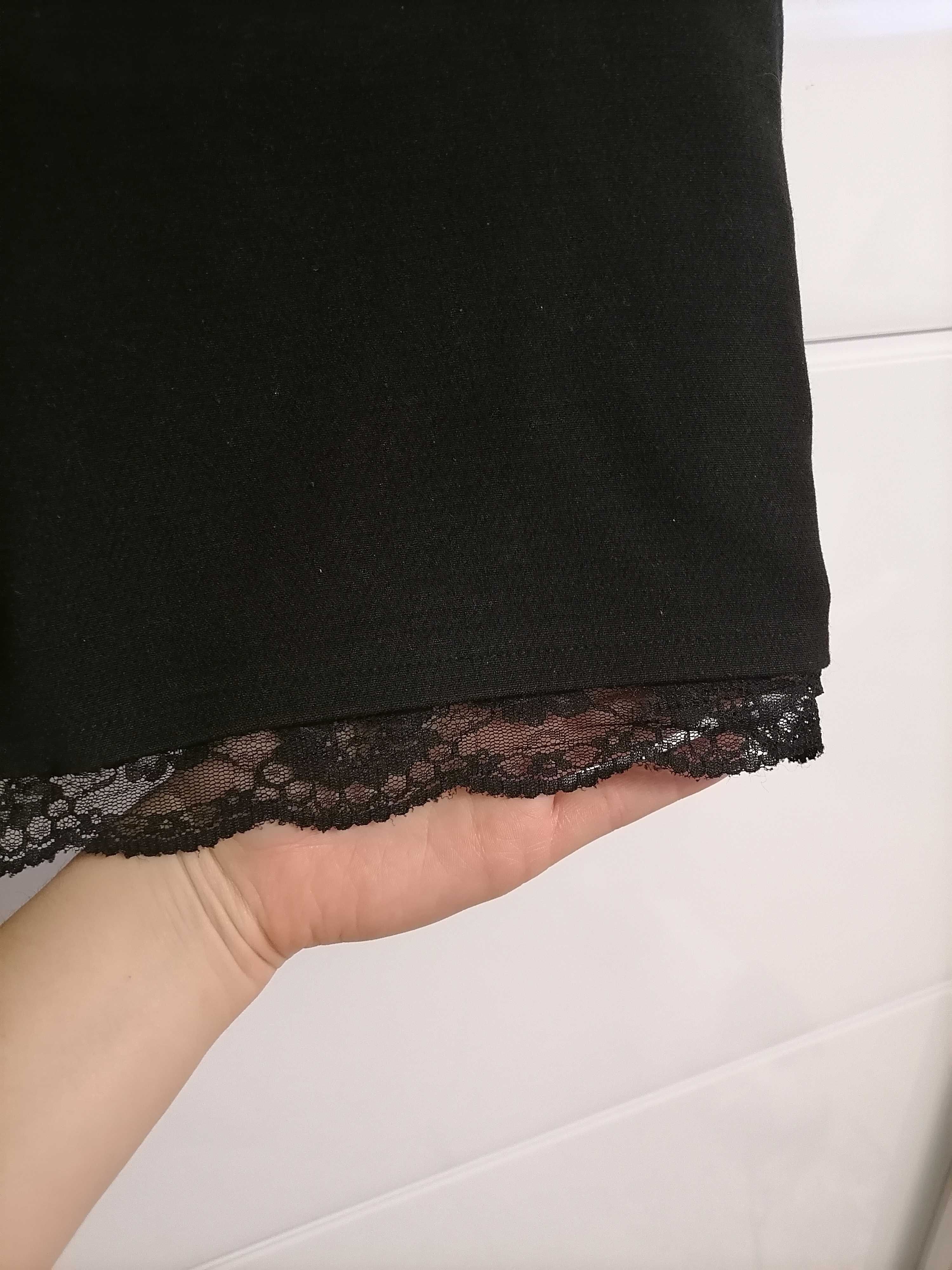 Czarna spódnica z koronką