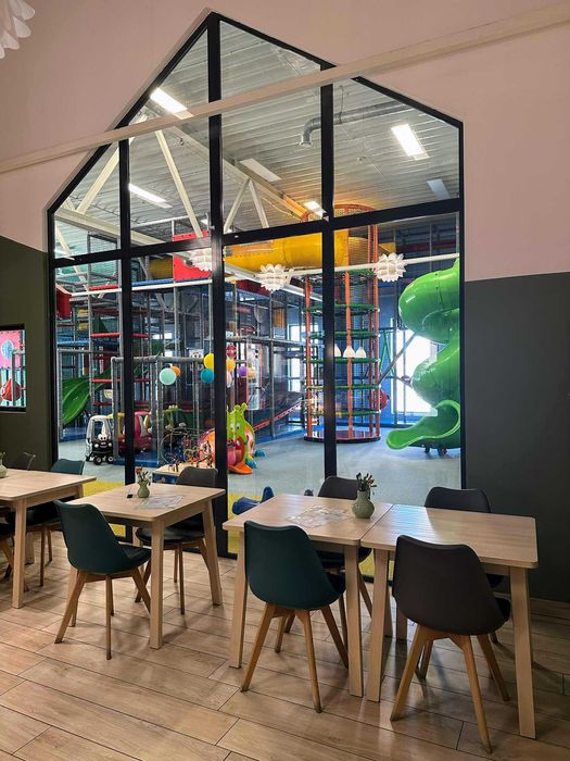 Sala zabaw z kawiarnią i gotowym przedszkolem
