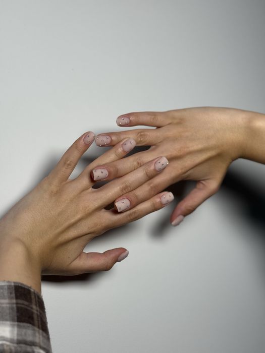 Манікюр, нарощення нігтів