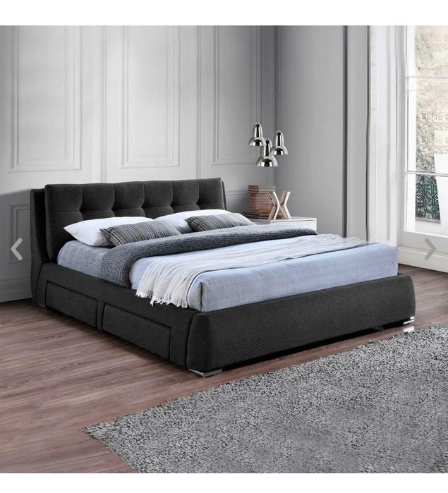 Cama de casal impecável sem colchão