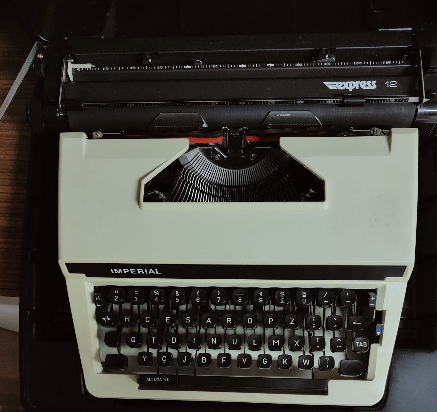 Máquina de escrever automática antiga