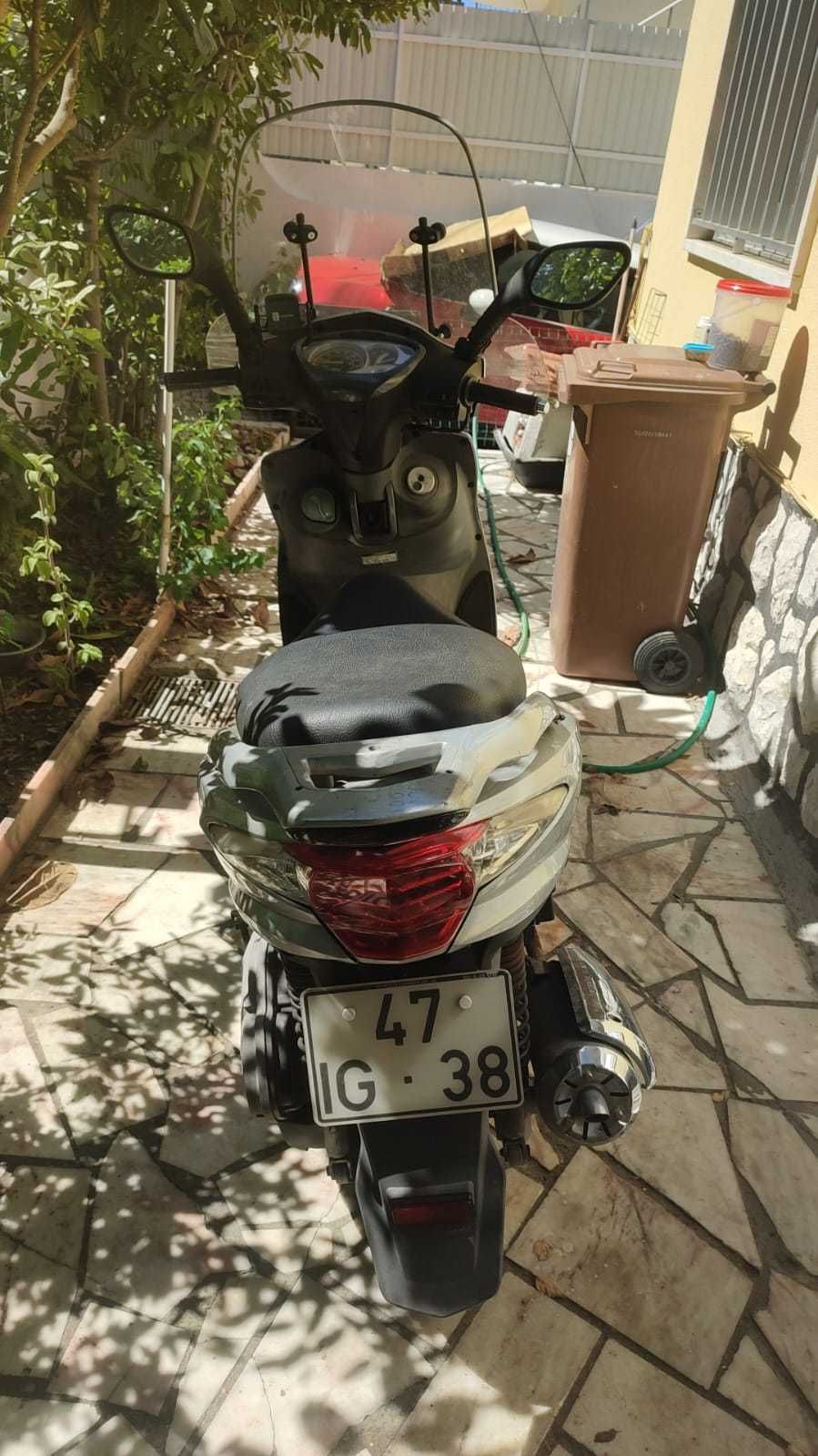 Sysm VS125 scooter
