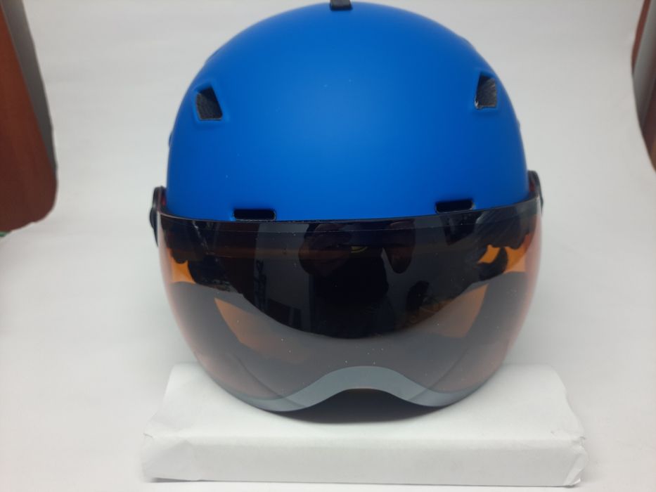 Kask narciarski z szybką