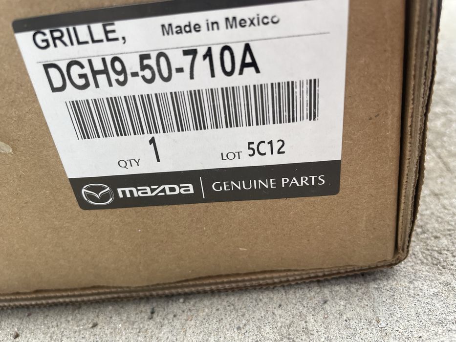Решітка радіатора Mazda CX-30, нова оригінал, артикул DGH950710A