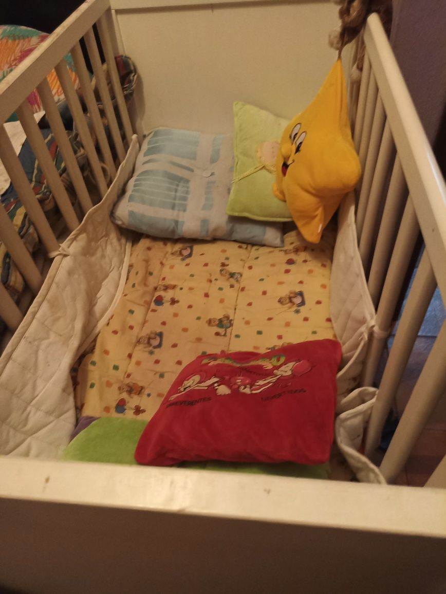 cama bebé com colchão
