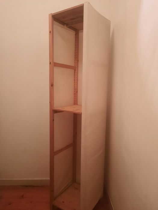 Cama de solteiro com colchão,mesa de cabeceira, guarda roupa , mesa