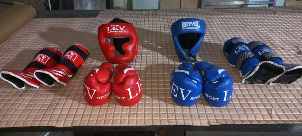 Набір захисного спорядж. для єдиноборств: шоломи/рукавиці/захист  ніг