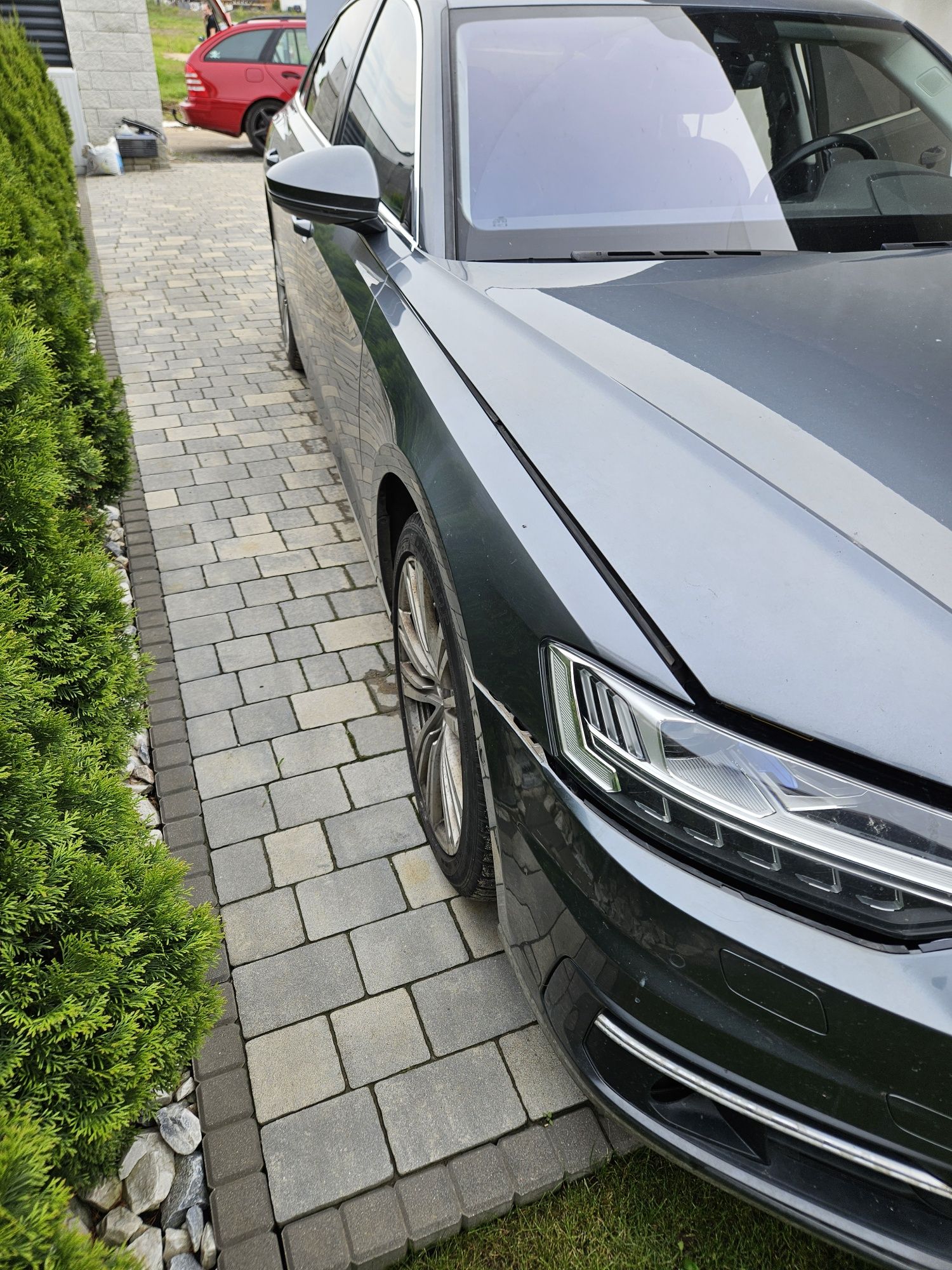 Audi A8 uszk9dzone jeżdżące