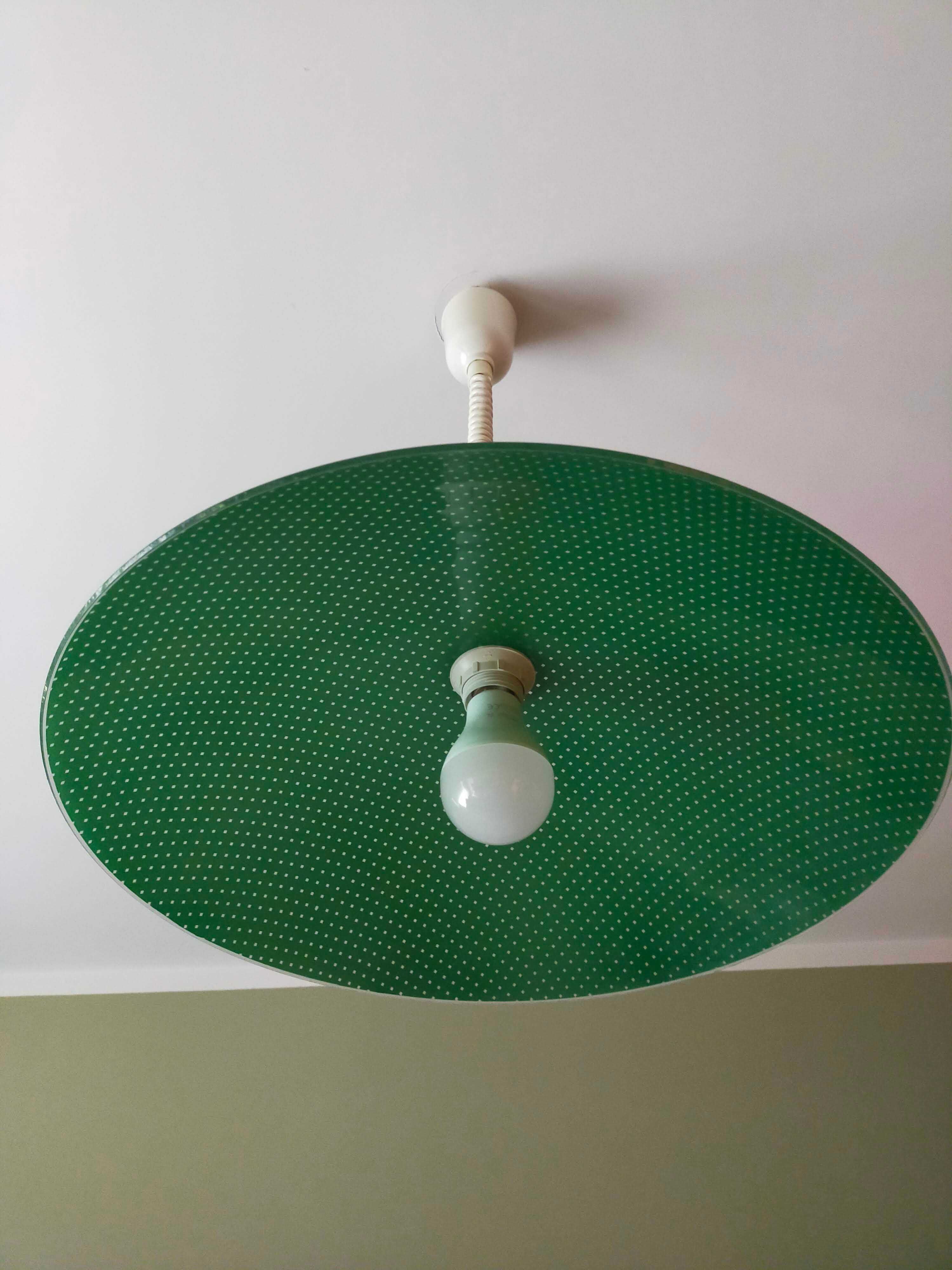lampa wisząca z zielonym kloszem