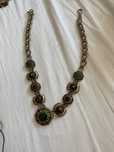 colar antigo tons dourado e verdes