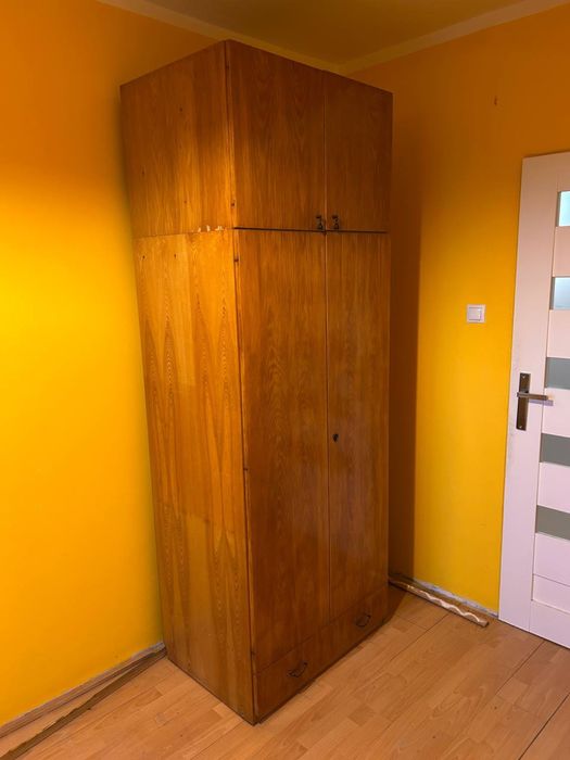 Wysoka Szafa Dwudrzwiowa z Nadstawką i Szufladami – Duża Pojemność!