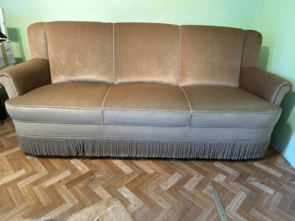 Retro Sofa w Kolorze Beżowym, Wykończenie Aksamitne