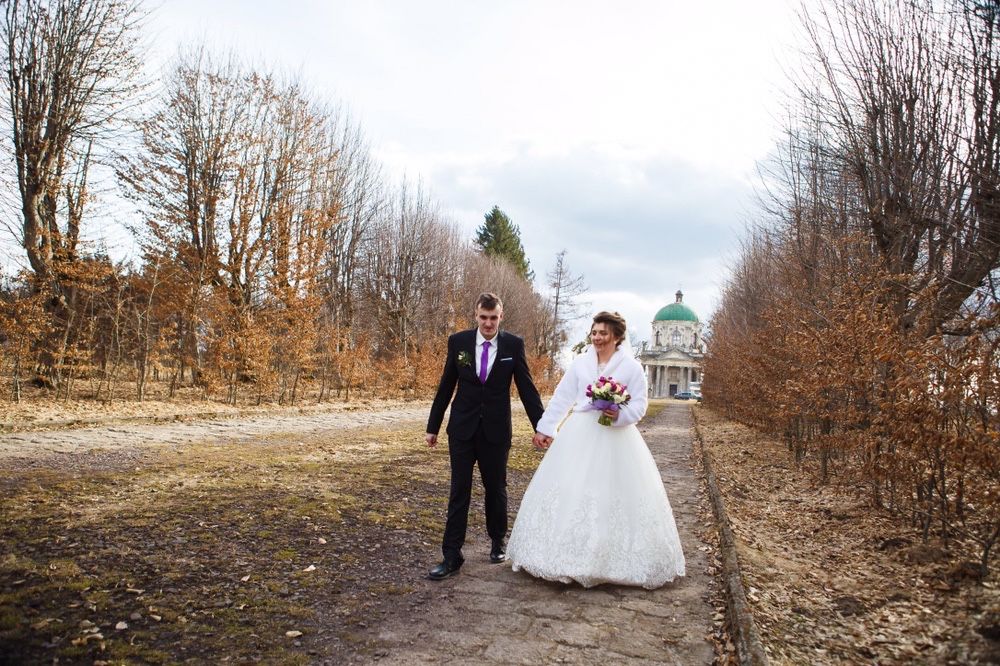 Весільна сукня кольору айворі