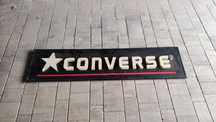 Logo Converse, nie buty, spodnie, drewniane