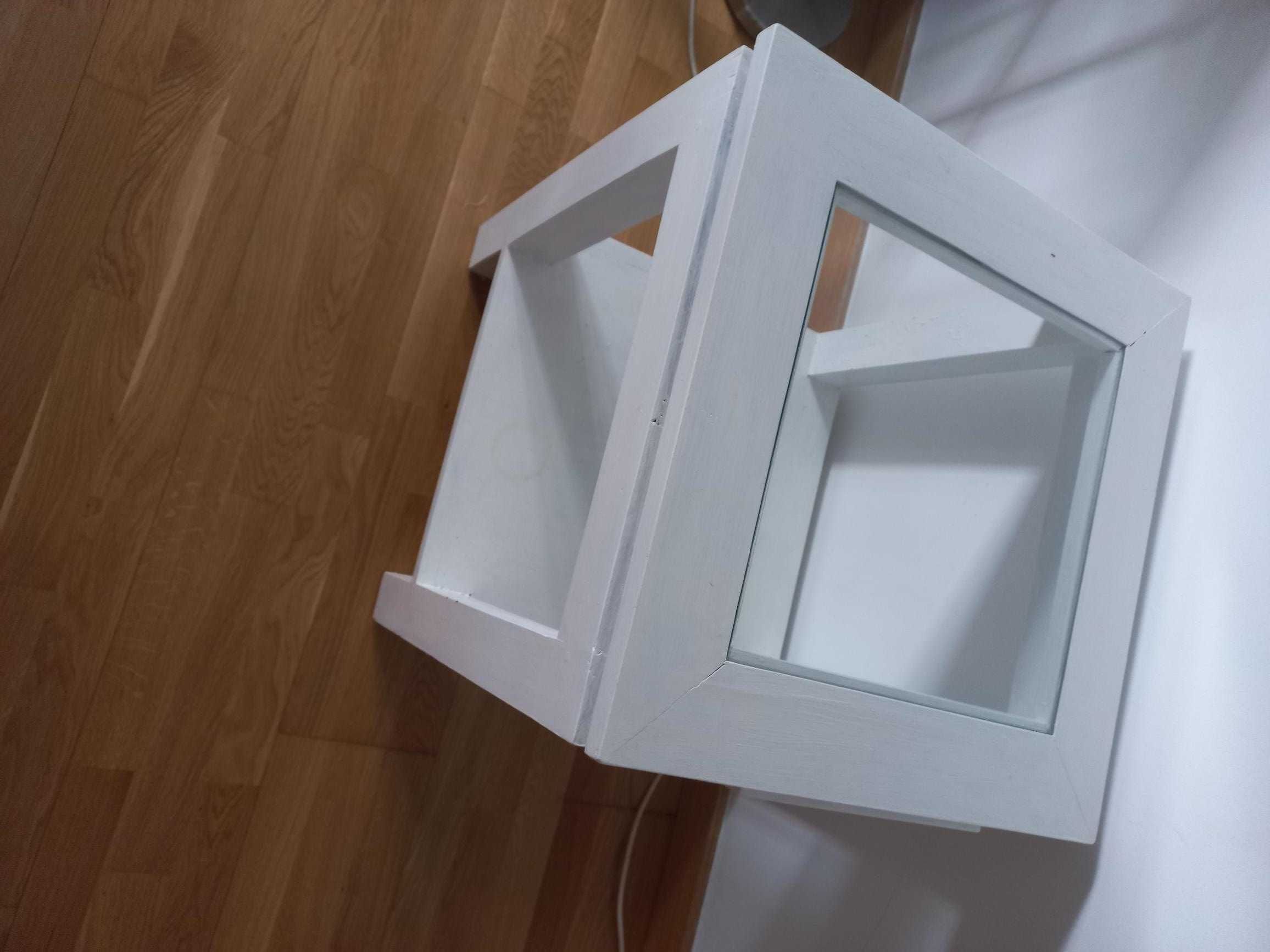 mesa de madeira branca, com tampo de vidro