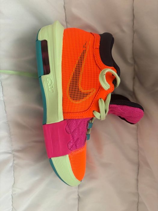 Продаю женские кроссовки Nike