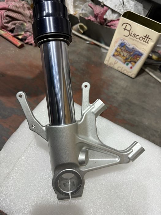 Перо ліве на RSV4/Tuono V4 09-11 (showa) та ZX6R/ZX10R 2016+ (Showa)