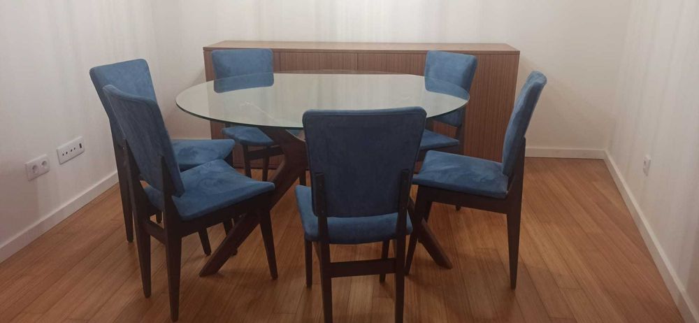 Conjunto de mesa e cadeiras de sala