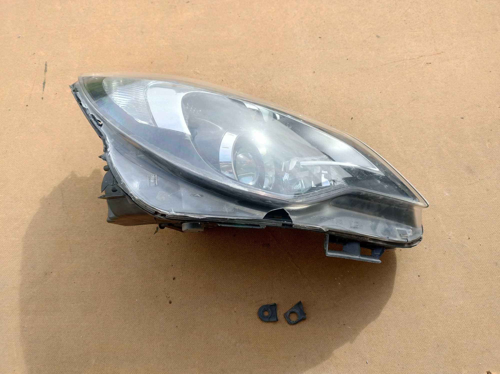 Lampa Przednia Prawa Soczewka Skrętna AFL Opel Corsa D Lift Uszkodzona