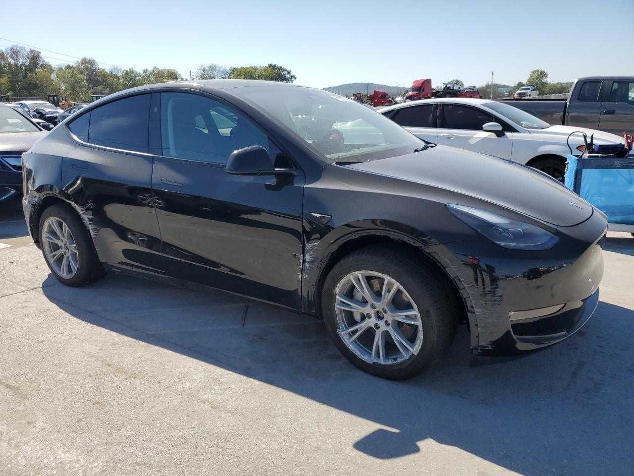 Електричний кросовер Tesla Model Y 2024 з США