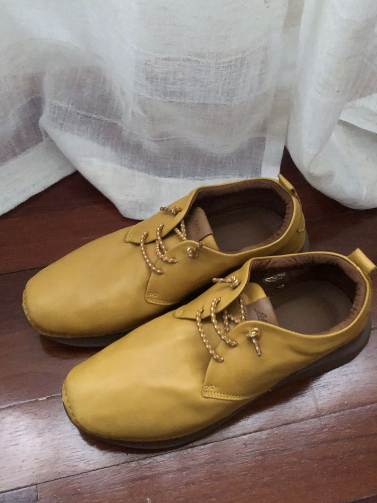 Sapatos em pele amarelos