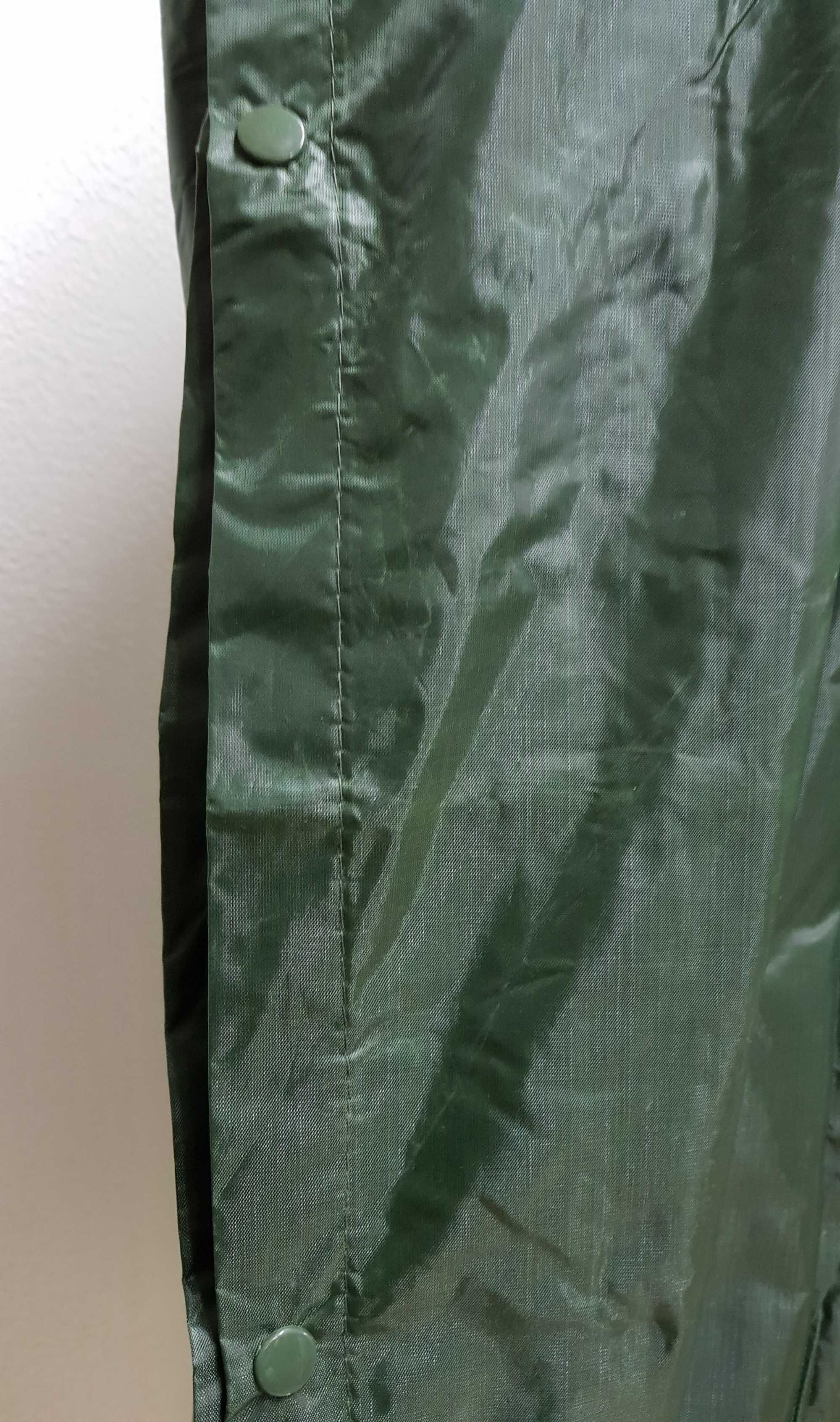 Poncho verde em PVC - com capuz e bolso.