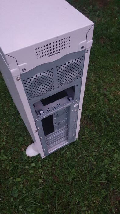 Obudowa Big Tower Retro nóżki obracane 240stopni.