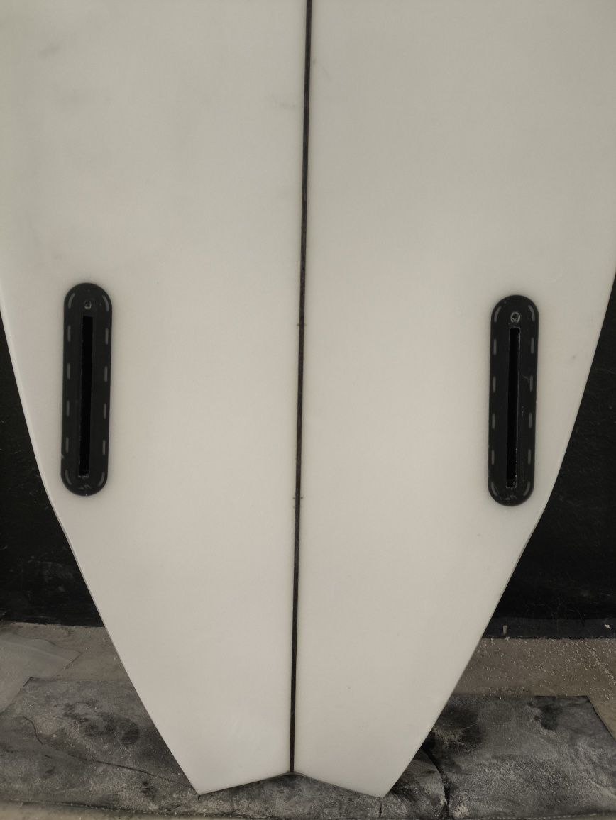 Prancha twin fin 5'9