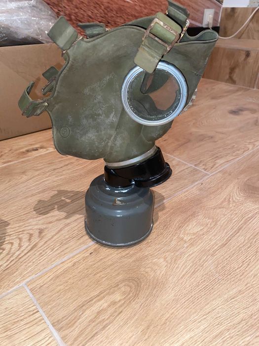 Maski przeciwgazowe z czasów PRL plus torba na maskę i dwa węże