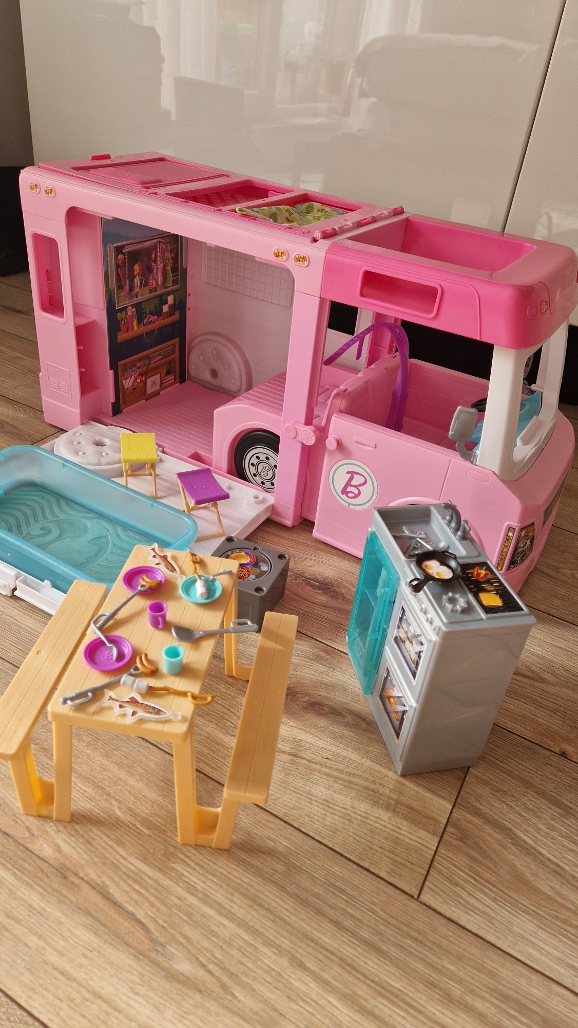 Kamper samochód Barbie z wyposażeniem