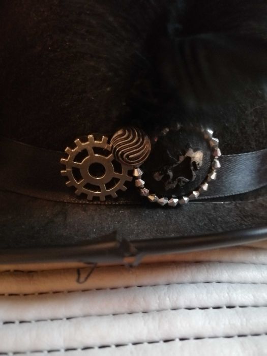 Męski kapelusz gotycki z pióropuszem