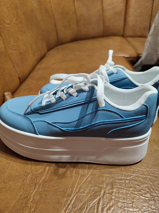 Кросівки на потовщеній підошвіі