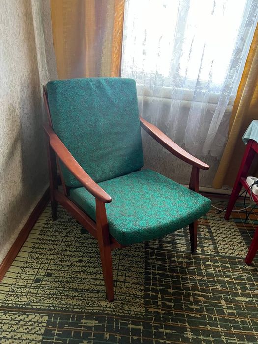 Крісло з натурального горіху вінтажне