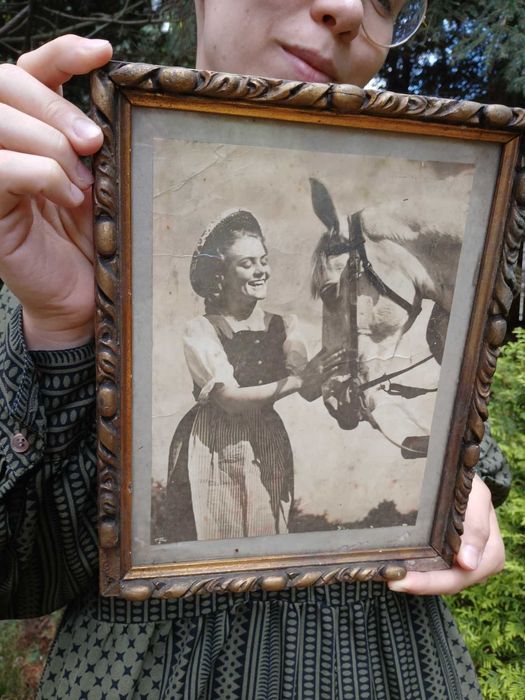 Obraz ZDJĘCIE stara fotografia Kobieta z Koniem 16,5x22cm w ramie