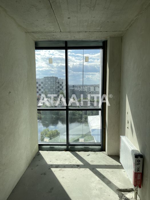 Продаж трикімнатної квартири з панорамним виглядом на озеро