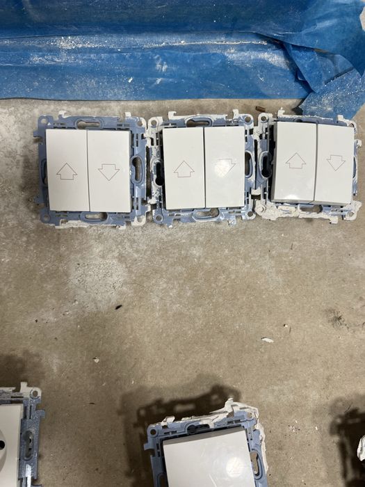 Gniazda elektryczne simon białe