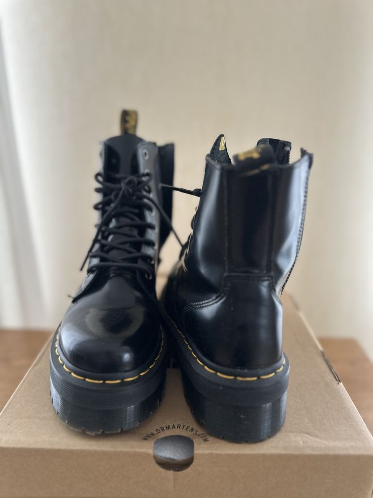 Dr. Martens Jadon Black