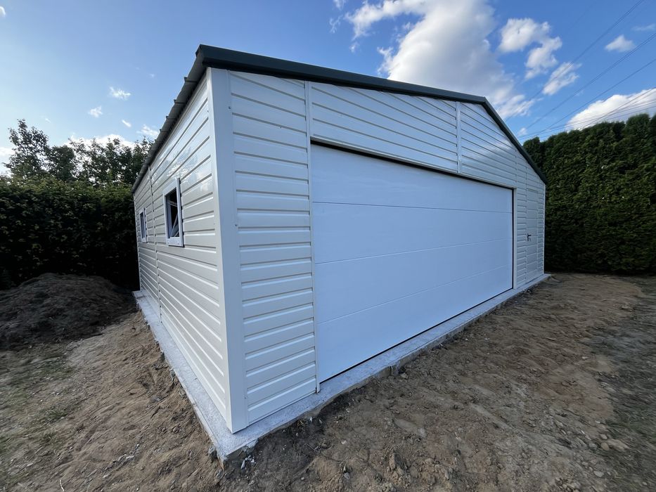 Garaz z bramą swgmentową dach na rąbek premia biały