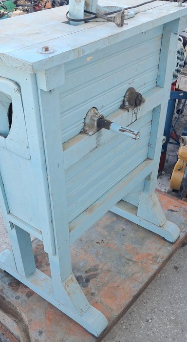 Escarolador de milho antigo a funcionar