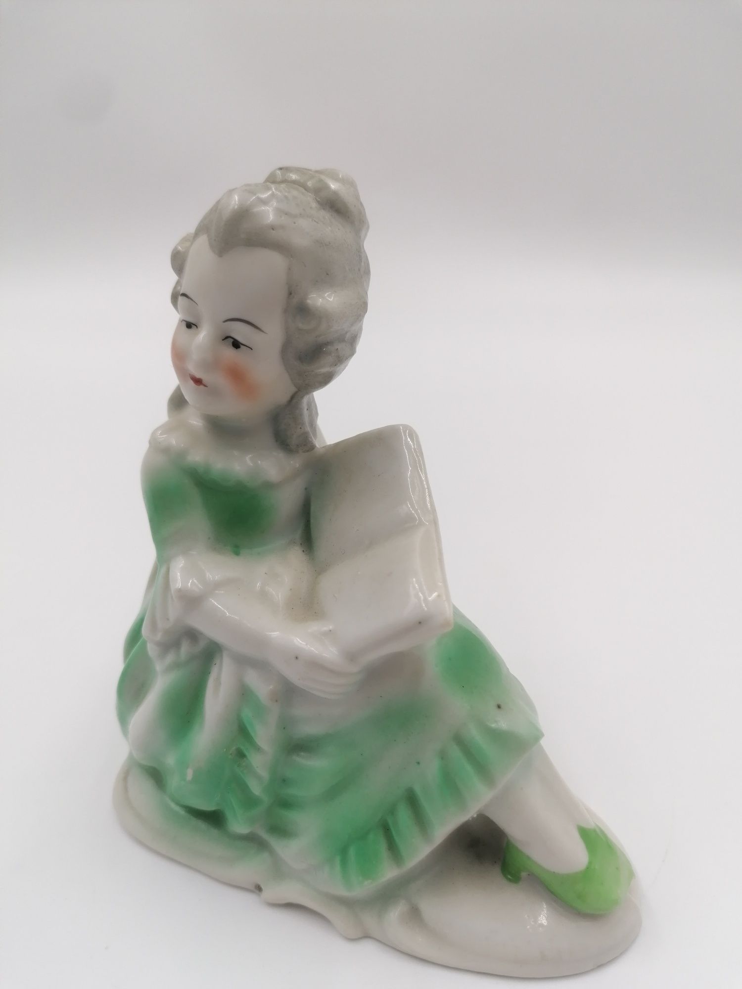 Śliczna stara porcelanaowa numerowana figurka damy z książką