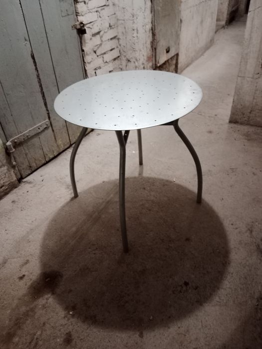 Stolik metalowy na balkon , działkę.