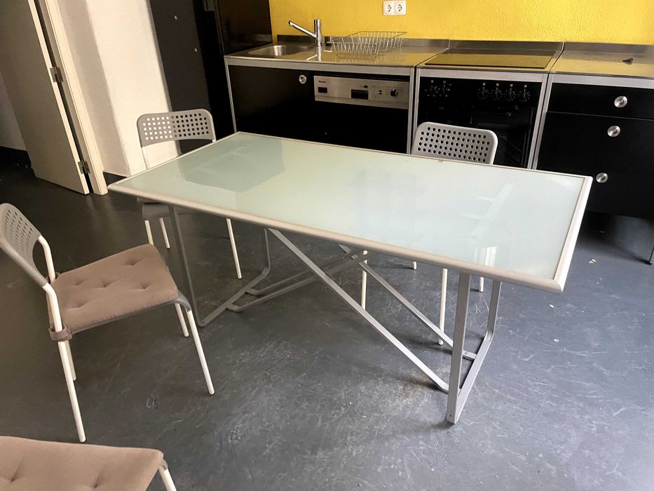 Mesa em vidro opaco e estrutura metálica