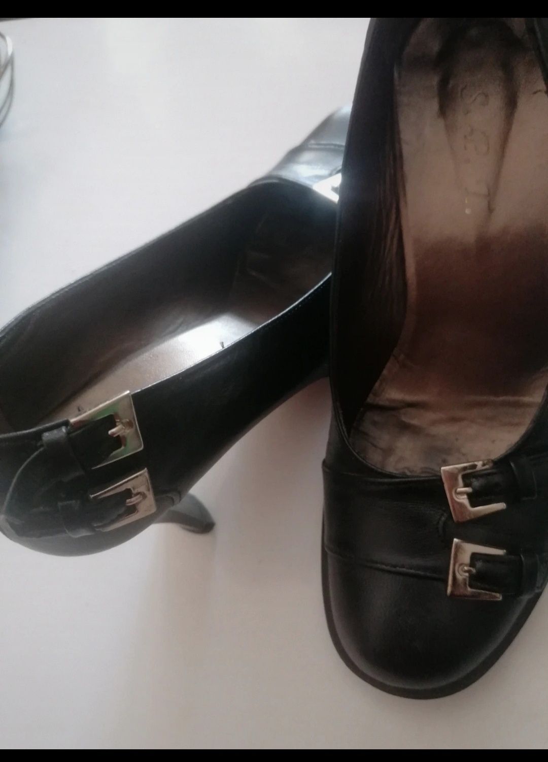 Sapato negro salto 7 cm, fivelas decorativas