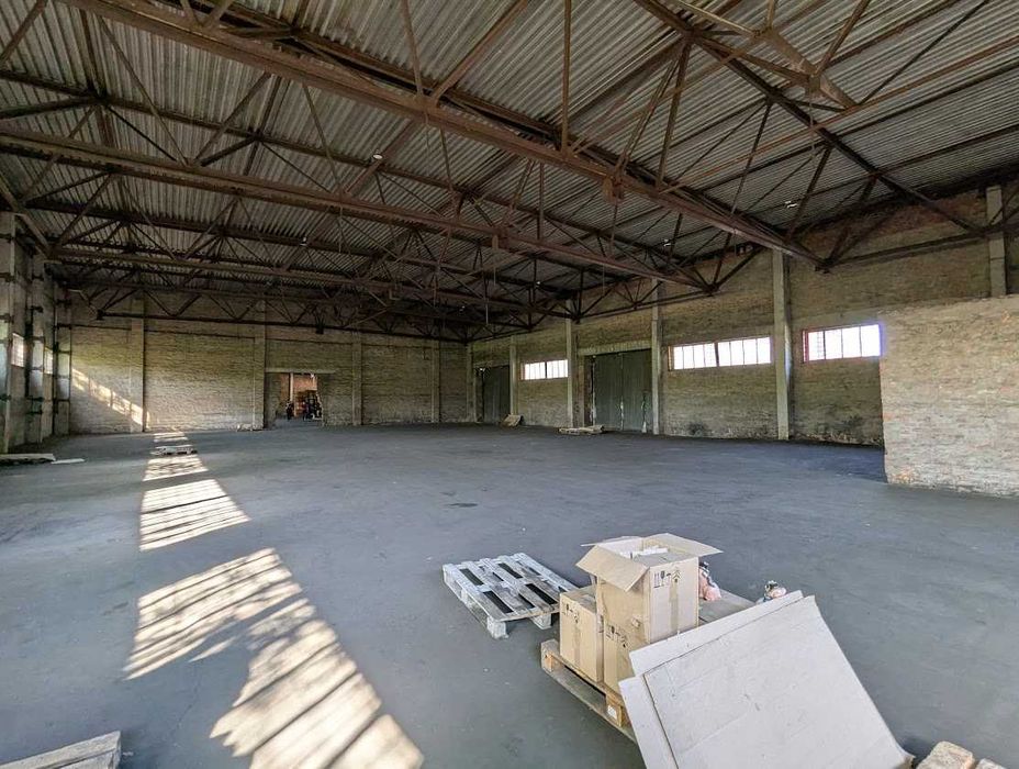 Здамо в оренду майданчик та склади зрампою та напольні  на Обухова 66А