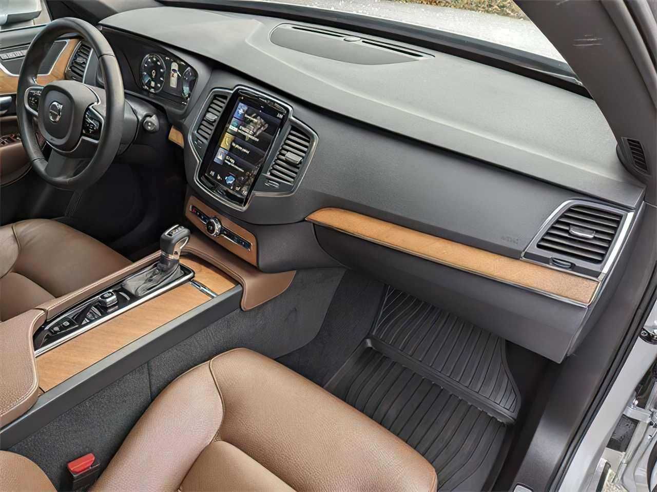 2022 Volvo XC90 T6 Momentum 7-Passenger