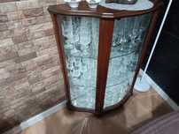 Vitrine com espelho no fundo