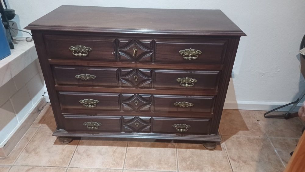 Cómoda em madeira maciça estilo vintage