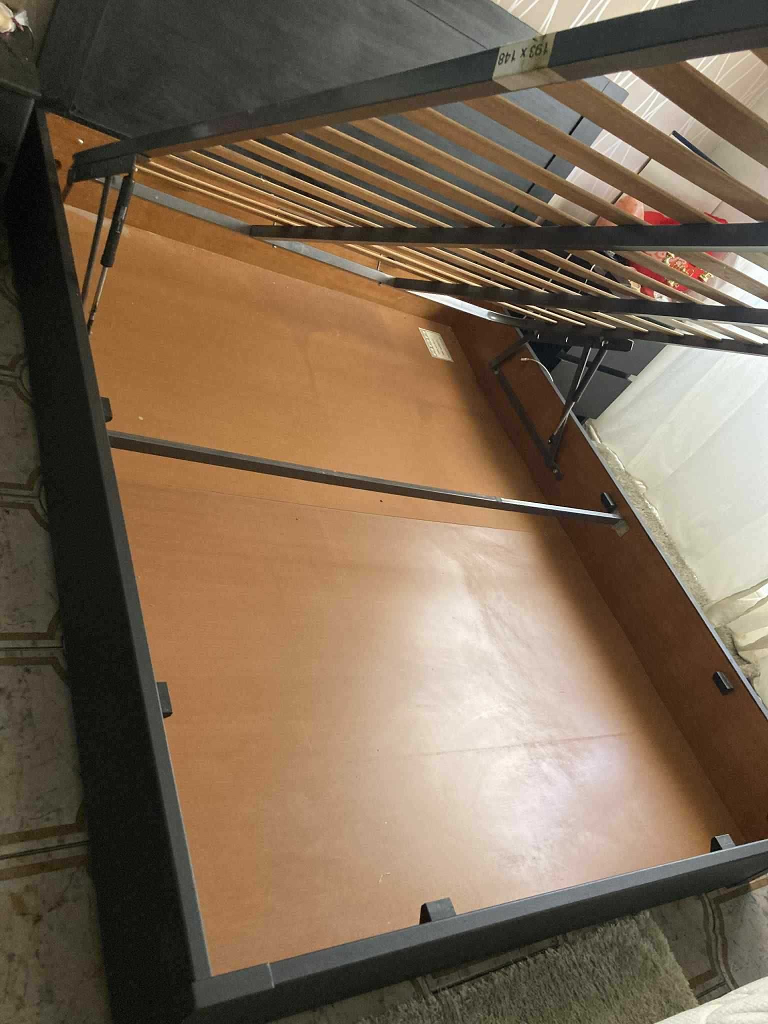 Cama de casal com arrumação + mesa cabeceira
