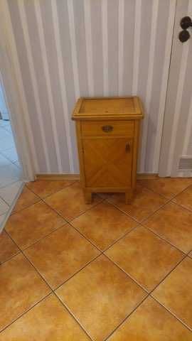 Toaletka dla ciebie  z pięknym lustrem  plus dwie  szafki nocne.